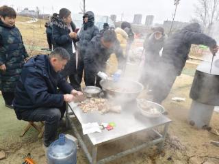 济南市莱芜区凤城街道石家庄社区：摁羊品汤暖寒冬 邻里欢聚享温情