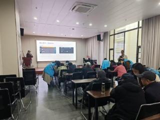 济宁太白湖新区许庄街道恒大名都社区开展“银龄数字护航”老年人智能手机公益课堂