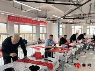 德州天衢新区抬头寺镇开展“骏马奔腾贺新岁 翰墨飘香送福来”义写春联活动