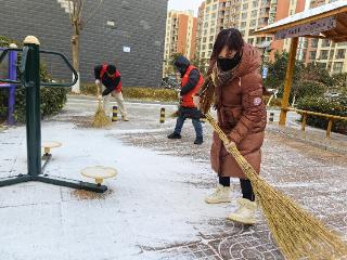 上高街道双龙社区：闻雪而动清积雪 保障出行暖人心