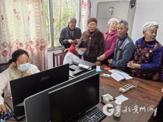 习水县二郎镇：“流动接种队”开进沙坝村，让老人“足不出村”防流感