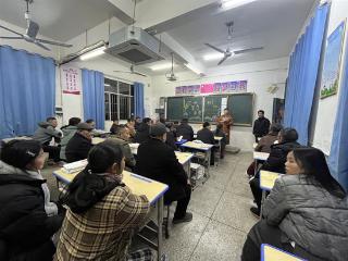 汇心聚力，家校携手——余干县召开新生学校期末家委会