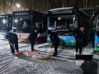 风雪无阻丨潍坊市公交集团全力保障市民平安温暖出行