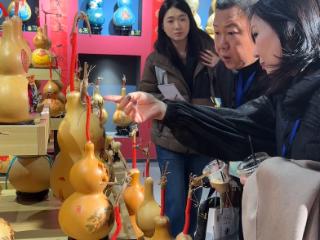 “水城墨缘”中韩书画文化交流活动｜买买买！韩国画家聊城购物记：阿胶枣、毛笔、葫芦，一个不漏！