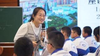 执信念明灯照前路，以真情话语润心田