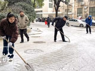淮南飘雪，落地结冰 有小区物业人员做安全防范