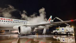 合肥机场迎降雪　当前航班起降正常