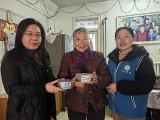 济宁市任城区阜桥街道牌坊街社区开展“粥香暖腊八 网格传温情”主题活动
