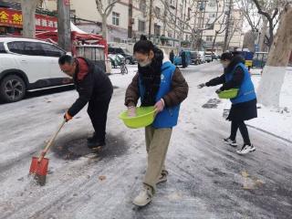 济宁市任城区阜桥街道粉莲街社区：铲冰除雪暖人心，社区合力保出行
