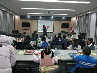 济宁市任城区阜桥街道新刘庄社区开展“巧手制金箔，非遗添新历”活动