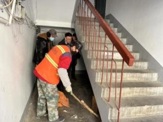 【社会主义核心价值观“五个融入”】济南市莱芜区凤城街道万福园社区：清理楼道除隐患 畅通平安路径