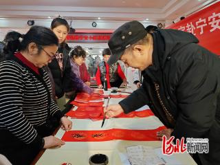 文化名家刘金凯走进社区为居民写春联