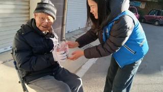 济宁市任城区仙营街道仙北社区：网格递粥暖寒冬，腊八情浓意更浓