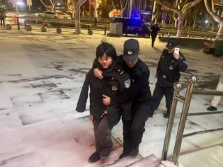 与女友吵架后男子赤裸上身独行 蚌埠特警脱衣相裹暖民心