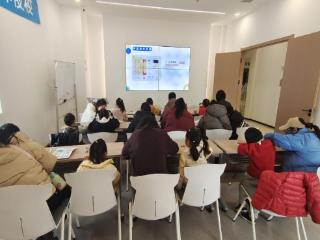 黄桥街道举办“智启AI：与机器人对话初体验”科普宣传活动