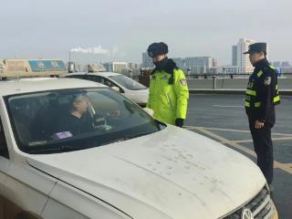 长春交警与铁路西站派出所合力开展火车站周边交通秩序整治行动