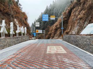 “吴楚分源”路段结冰告急！婺源公路中心2小时除险保畅通