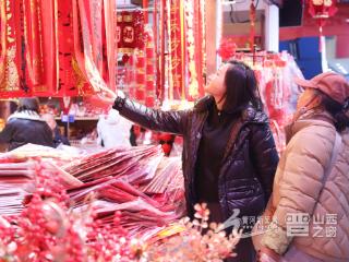 年货市场走俏，“中国红”成主旋律（图）