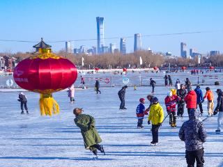 后海冰场开门迎客