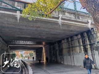 高架桥下悬“利剑” 合肥经开区相关部门：已派人前去处置