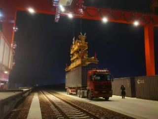 郑州国际陆港2026年首趟过境班列顺利发运