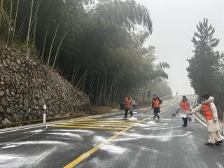 风雪中的“开路先锋”：南丰公路党员预撒盐力保安畅