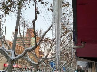 阜阳持续低温冰冻天气 沿街商铺长出七八十厘米长冰溜