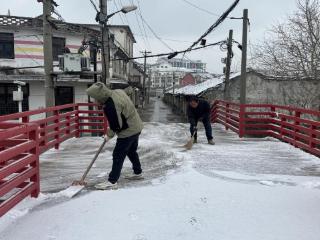 相城经开区北桥街道莲花庄社区：闻雪而动暖人心，志愿扫雪守护居民“平安路”