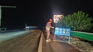 闻险而动战风雪 余干公路巡查护坦途