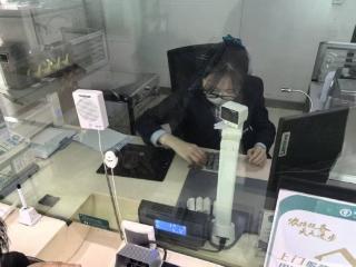 农行微山支行营业室：小小硬币暖人心 贴心服务显担当