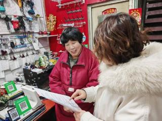 济宁市任城区阜桥街道小闸口社区开展“政策上门暖商家 精准服务助发展”宣传活动