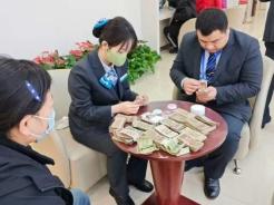 农行济宁分行营业部：清点残币暖人心 农行服务解民忧