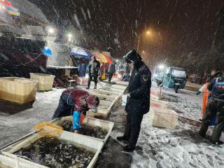 寒夜中的市监担当 民生里的食安守护