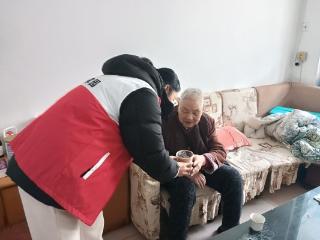 济宁市任城区仙营街道谢营社区：博爱家园暖心送粥 情暖独居老人