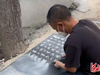 纵览原创 | 农村大叔不打草稿，直接在石头上刻下《沁园春·雪》，女儿随手拍下爆火网络