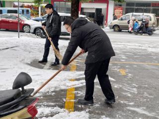 清晨除冰暖人心 紫金温情护出行