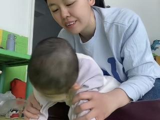 纵览原创 | 河北单亲妈妈把3岁患病女儿绑在胸前送外卖，这是“为母则刚”最真实的样子