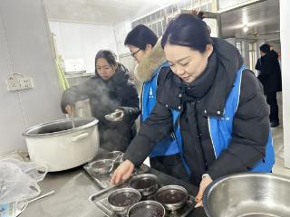 济宁市任城区南张街道悦心社区开展“情暖腊八 爱满夕阳”志愿服务活动