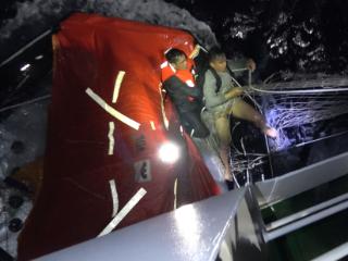 中国海警紧急救援菲律宾籍落水船员 已有13人获救