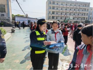 贵州交通执法九支队一大队联合公安交通管理支队一大队进校园共筑寒假交通安全防线