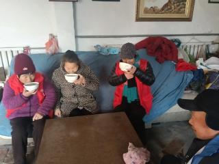 济宁市任城区二十里铺街道南村开展“浓情腊八 暖邻同行”志愿服务活动