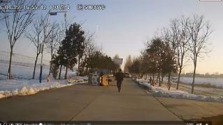 暖心！三轮车侧翻老人被困，蒙城公交司机与乘客秒变“救援队”