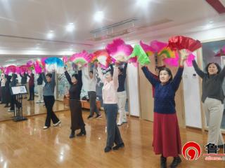 德州天衢新区长河街道德馨社区开展“与邻共舞 扇绘美好”扇子舞公益课堂活动