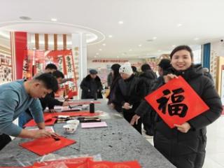 济宁市任城区金城街道西孟社区：墨香迎马年 福暖千万家