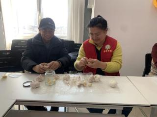济宁市任城区李营街道众鑫社区开展“蒜香迎腊八 邻里共团圆”腊八节主题活动