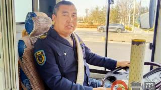寒冬夜幕下的暖心守护：胶州公交司机多停五分钟为女童筑起温暖港湾