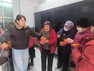 粥里有暖意，邻里有温情！徐家楼街道前灌社区联合物业开展腊八节送粥活动