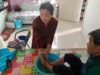 三十载春秋铸孝心 一肩担起两家天 ——记“吉林好人”胡连珍的孝老爱亲之路