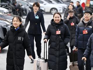 吉镜头丨人大代表来报到