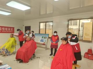 济南市莱芜区雪野街道民政社工站开展“暮年无忧益相守”之“爱心义剪暖乡村 身心护航伴暮年”老年人义剪活动